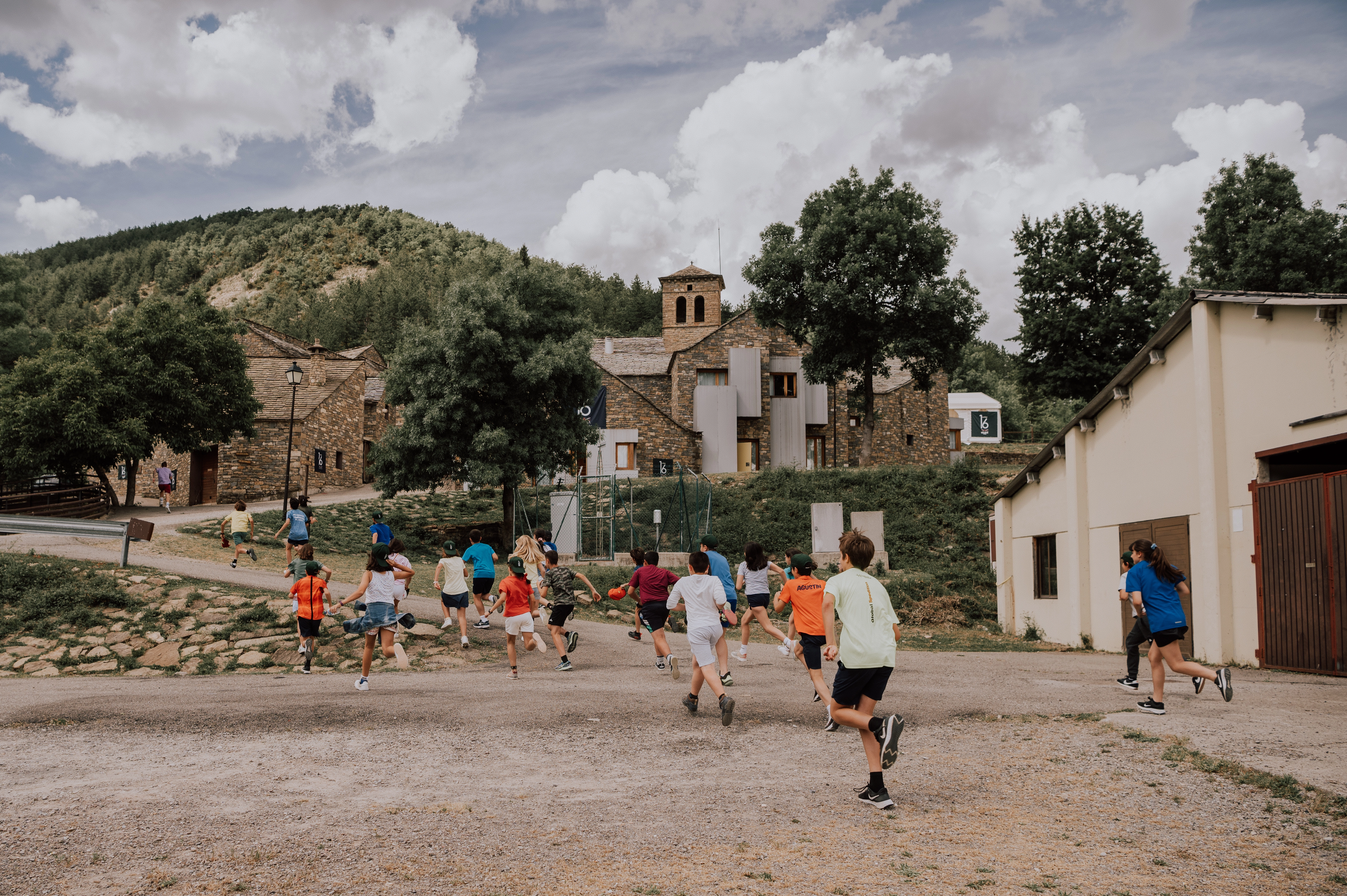 Alumnos disfrutando de una inmersión lingüística en Number 16 Village